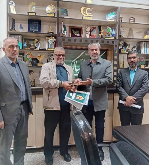 آغتز نشان ارادت دانش آموزی در کاشان