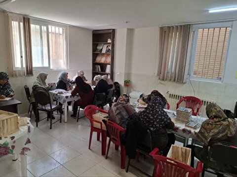 نوشتن اسامی متبرعین پشت کاشی های حرم توسط بانوان اصفهانی