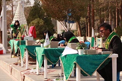 نوشتن اسامی شهدای عملیات محرم پشت کاشی های حرم نوشتن اسامی شهدای عملیات محرم پشت کاشی های حرم