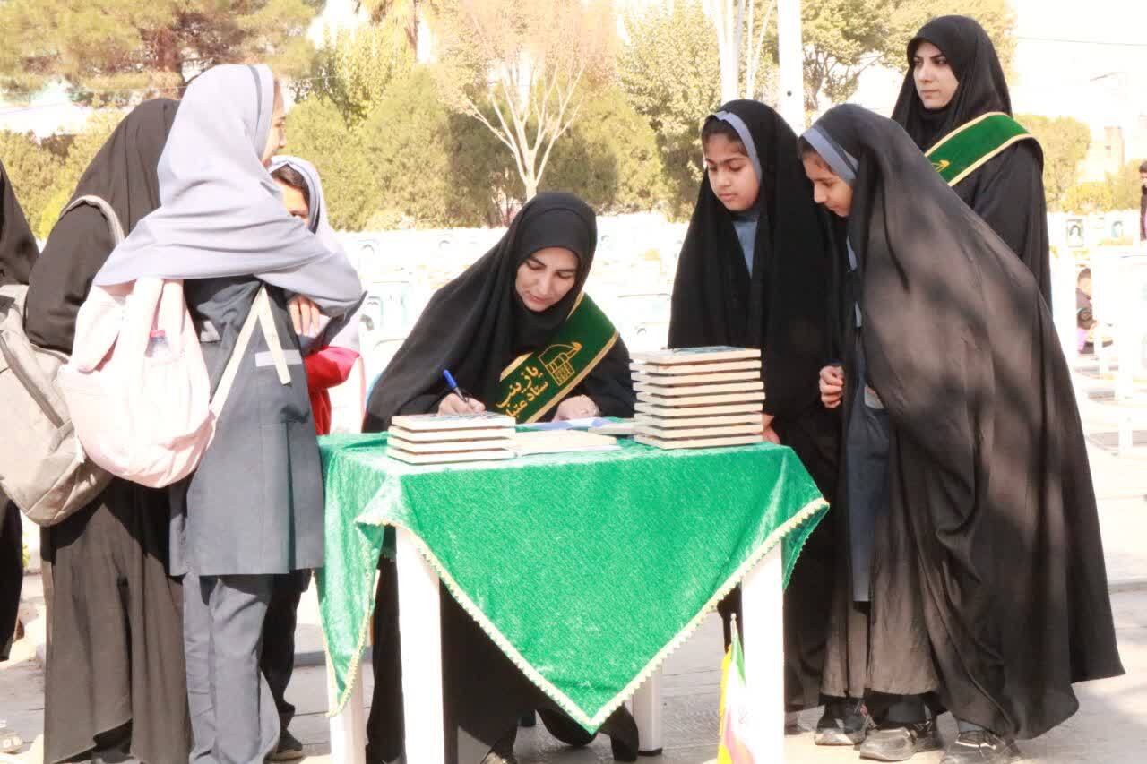 نوشتن اسامی شهدای عملیات محرم پشت کاشی های حرم نوشتن اسامی شهدای عملیات محرم پشت کاشی های حرم