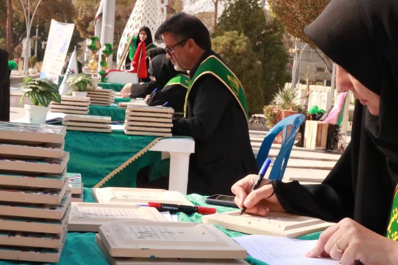 نوشتن اسامی شهدای عملیات محرم پشت کاشی های حرم نوشتن اسامی شهدای عملیات محرم پشت کاشی های حرم